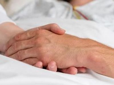 Fin de vie : 74 % des médecins pour la légalisation de l'aide active à mourir